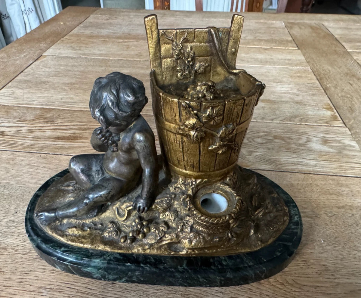 Bronze Inkwell signed Louis Kley. (1833 - 1911) Cherub reposant sur la vendange