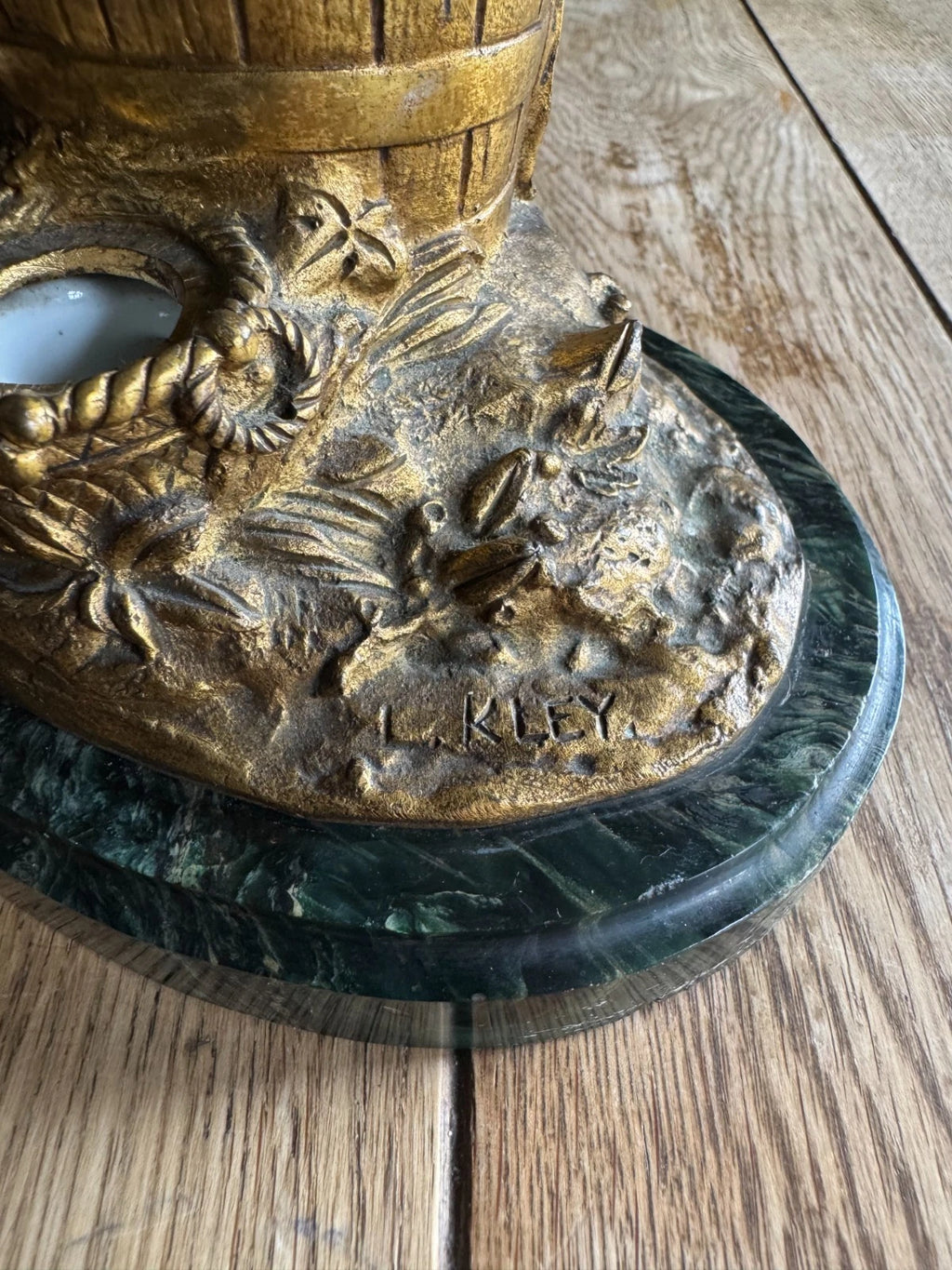 Bronze Inkwell signed Louis Kley. (1833 - 1911) Cherub reposant sur la vendange