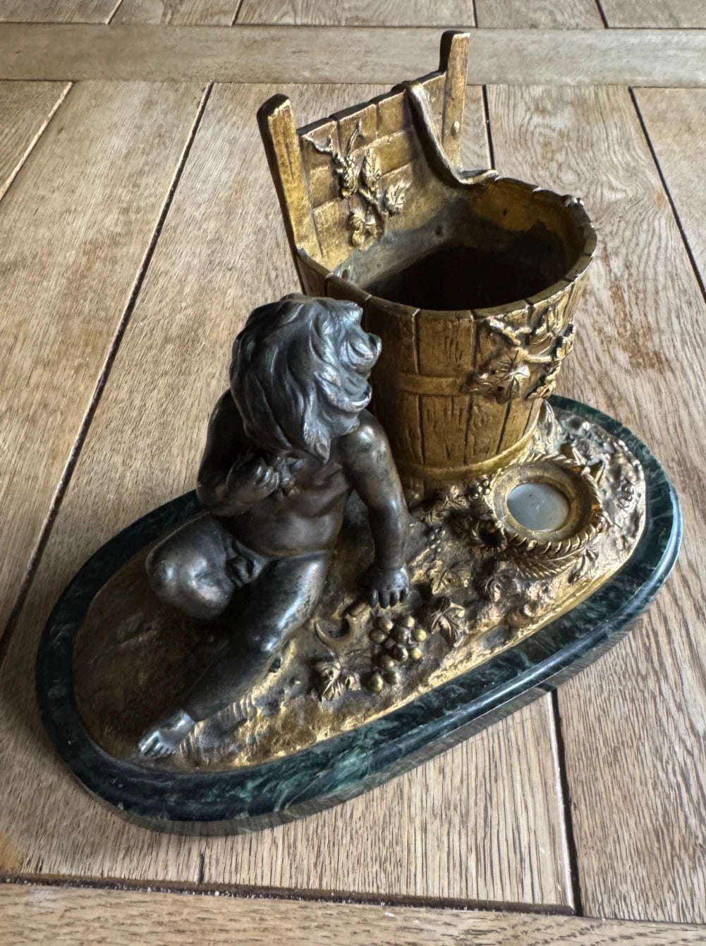 Bronze Inkwell signed Louis Kley. (1833 - 1911) Cherub reposant sur la vendange